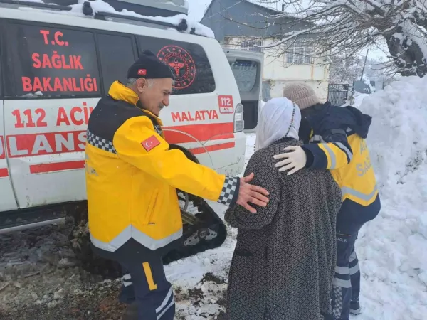 Malatya Büyükşehir Belediyesi, Kar Yağışında Mahsur Kalan Ambulansı Kurtardı 3