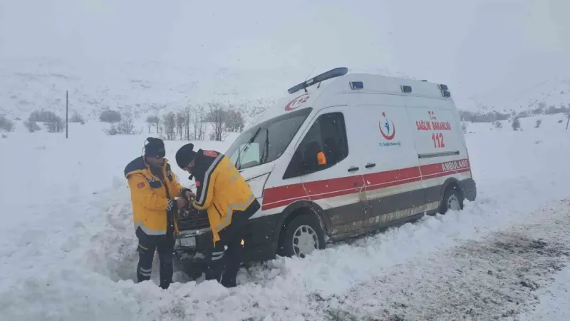 Malatya Büyükşehir Belediyesi, Kar Yağışında Mahsur Kalan Ambulansı Kurtardı 4