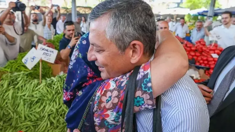 Özgür Özel’e Pazarda Duygusal Sarılma 4