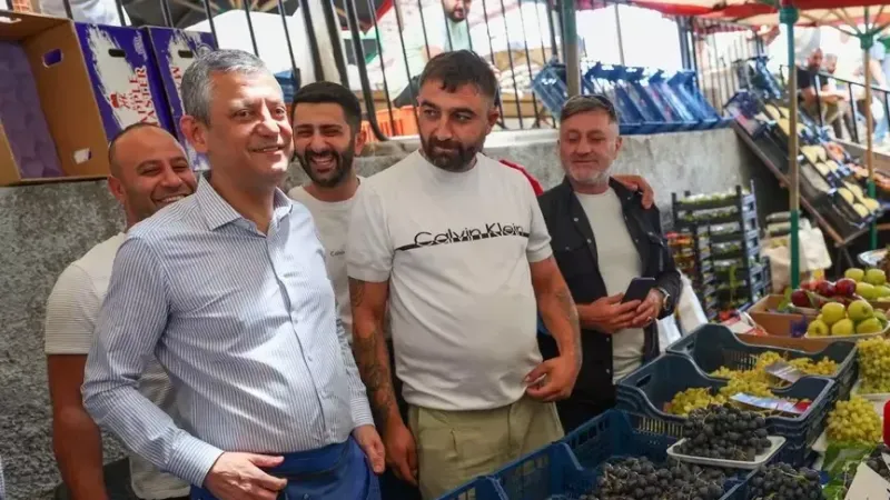 Özgür Özel’e Pazarda Duygusal Sarılma 2