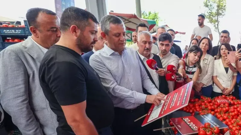 Özgür Özel’e Pazarda Duygusal Sarılma 5