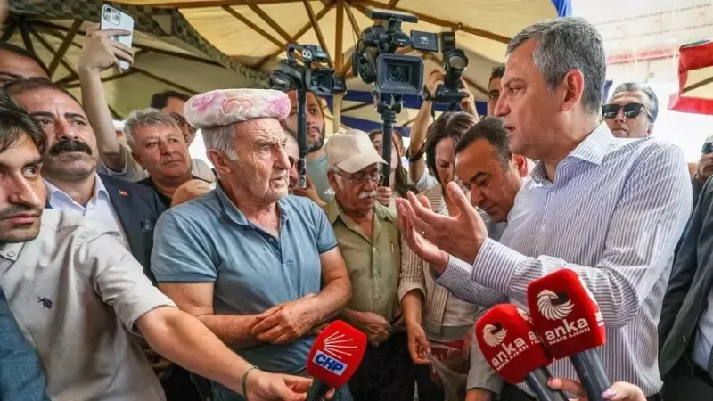 Özgür Özel’e Pazarda Duygusal Sarılma 3