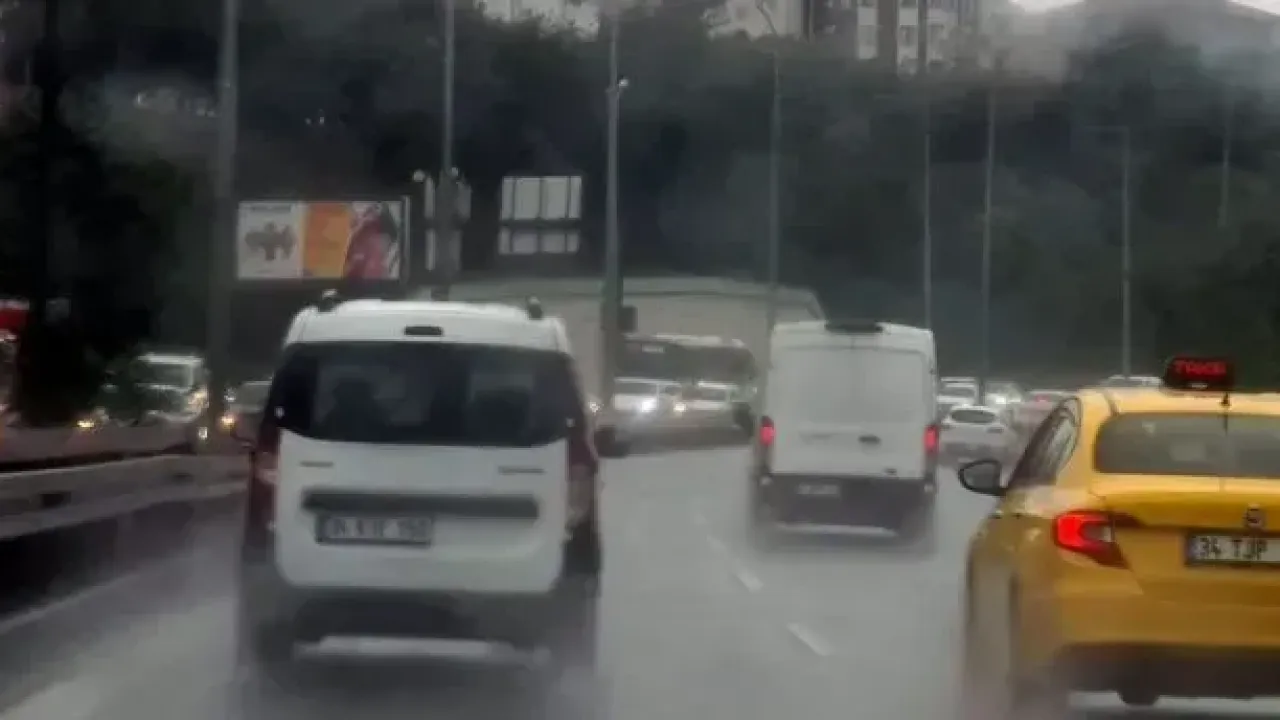 İstanbul’a Sağanak Yağış Darbesi: Trafik Felç Oldu, Köprü ve Ana Arterler Kilitlendi! 4