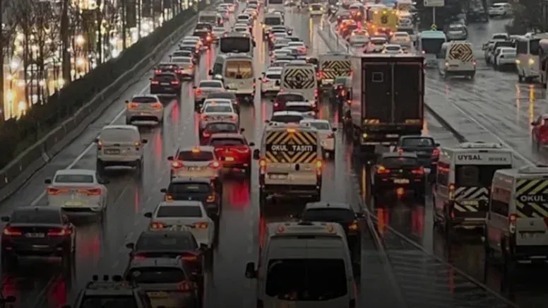 İstanbul’a Sağanak Yağış Darbesi: Trafik Felç Oldu, Köprü ve Ana Arterler Kilitlendi! 2