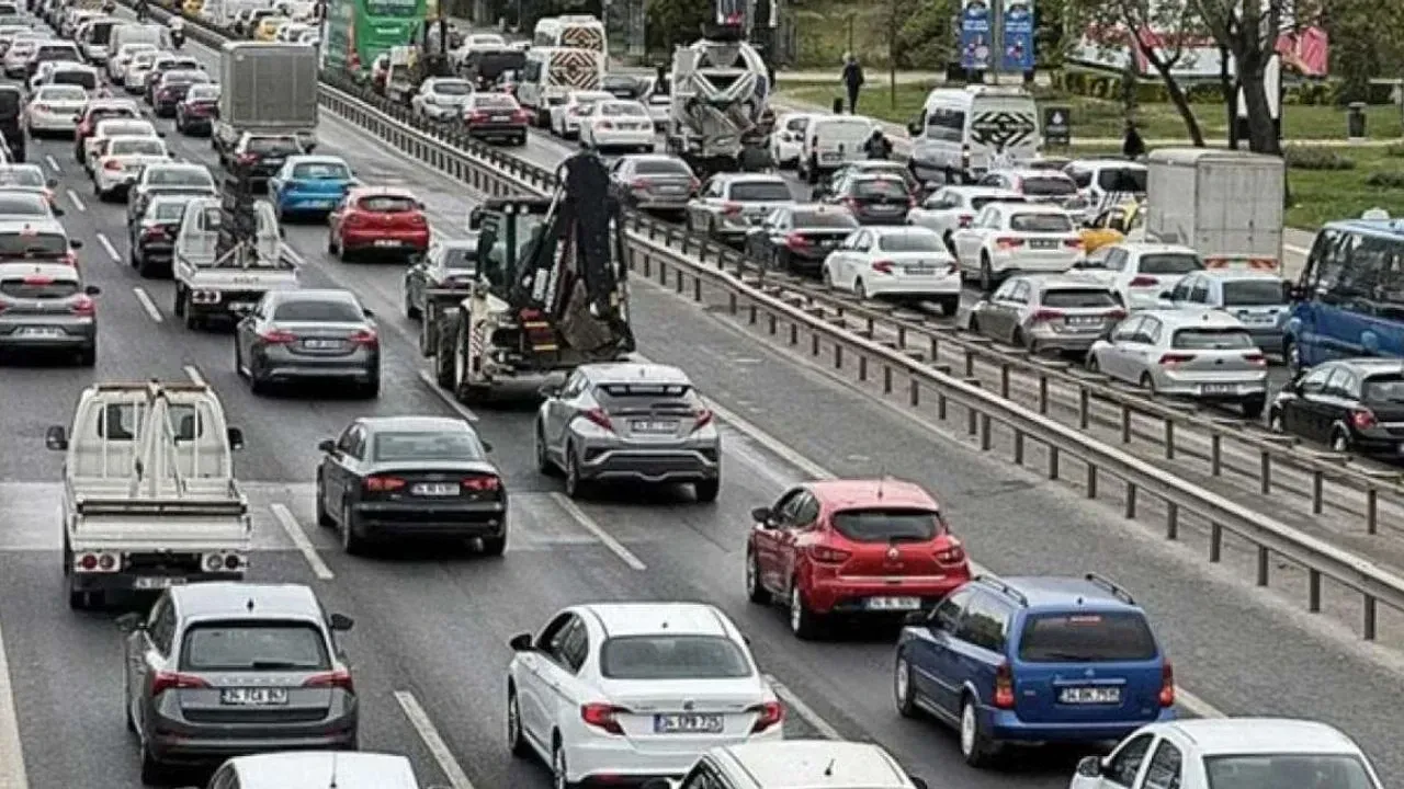 İstanbul’a Sağanak Yağış Darbesi: Trafik Felç Oldu, Köprü ve Ana Arterler Kilitlendi! 3