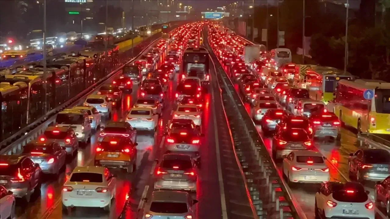İstanbul’a Sağanak Yağış Darbesi: Trafik Felç Oldu, Köprü ve Ana Arterler Kilitlendi! 6