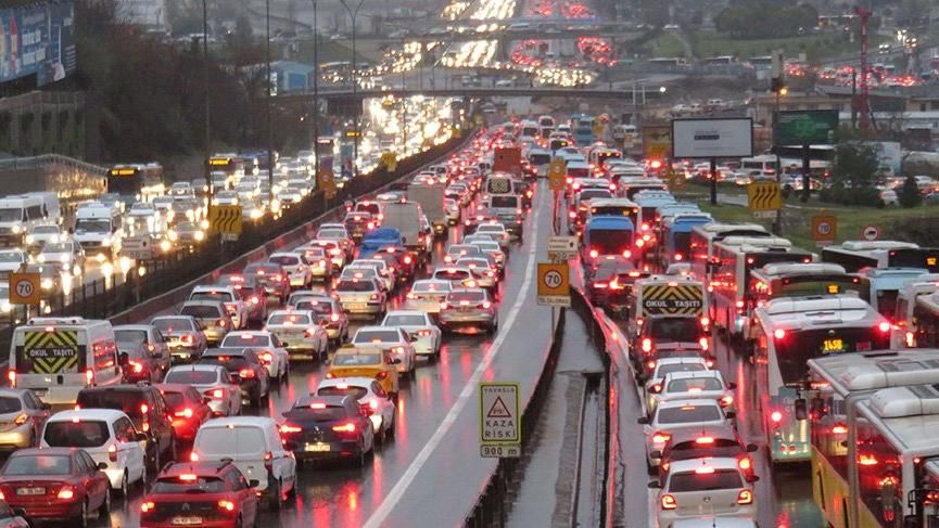 İstanbul’a Sağanak Yağış Darbesi: Trafik Felç Oldu, Köprü ve Ana Arterler Kilitlendi! 5