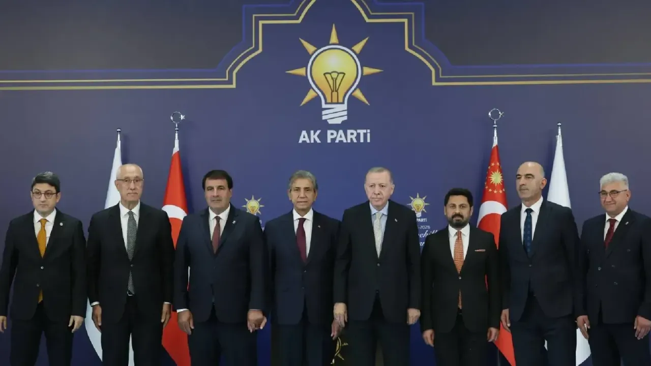 7 Belediye Başkanı AK Parti Saflarına Katıldı Erdoğan Rozetleri Taktı 5
