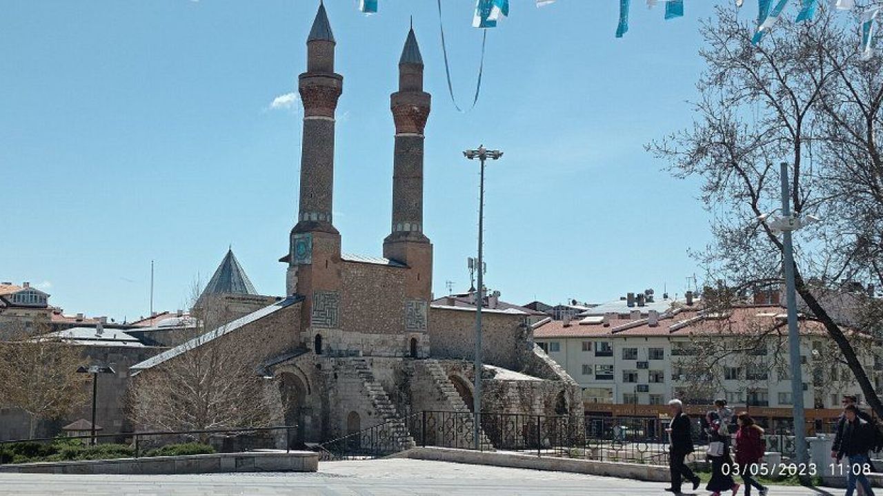Çifte Minareli Medrese 7
