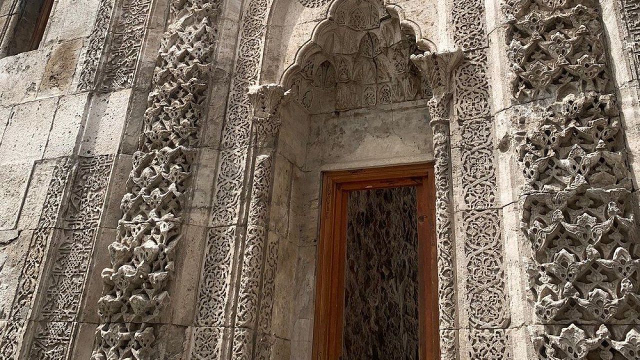 Çifte Minareli Medrese 3