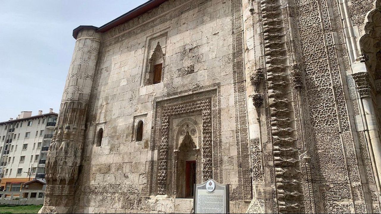 Çifte Minareli Medrese 6