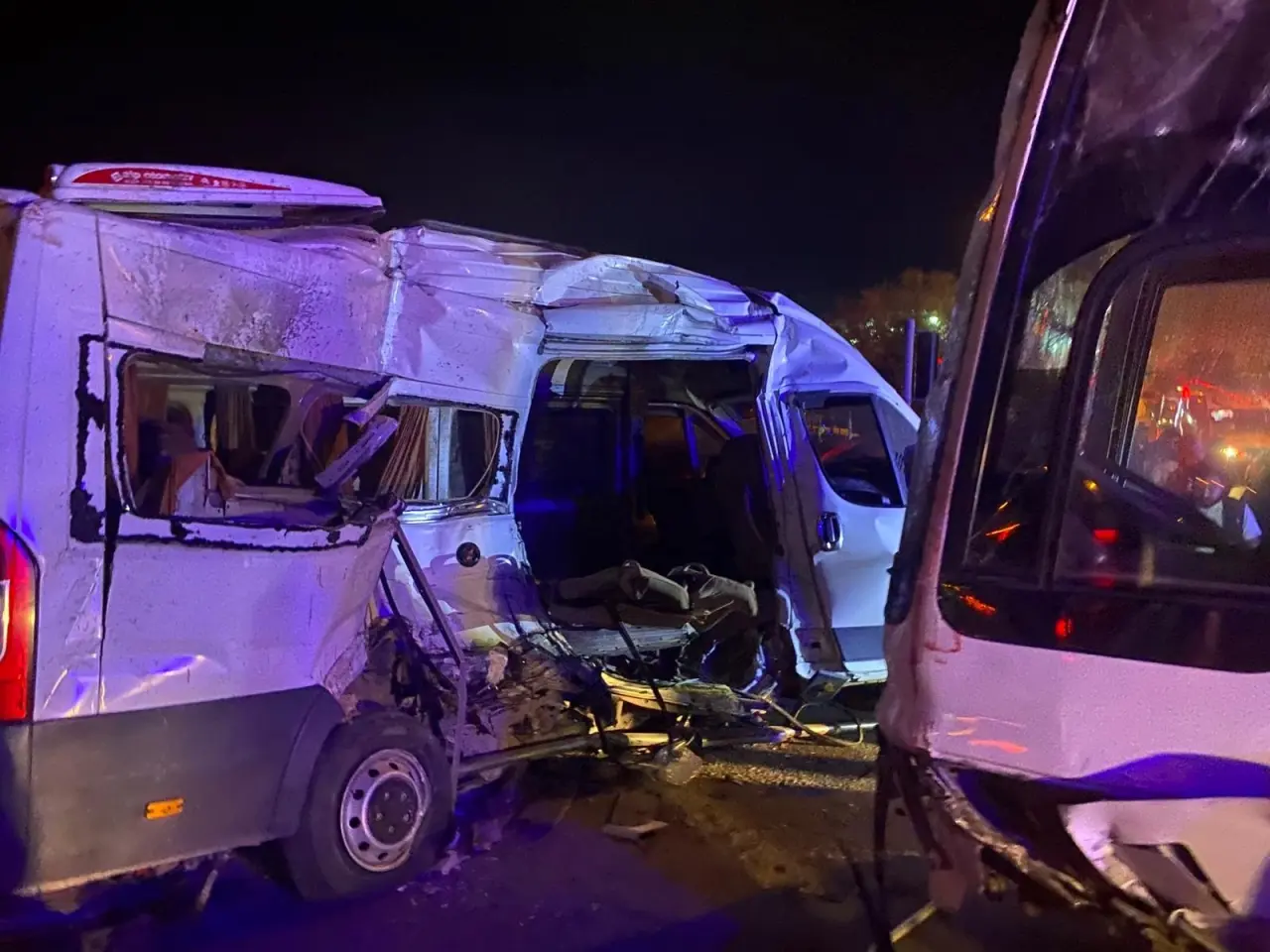 Kemalpaşa’da kavşakta feci çarpışma! Bölge bir anda karıştı 2