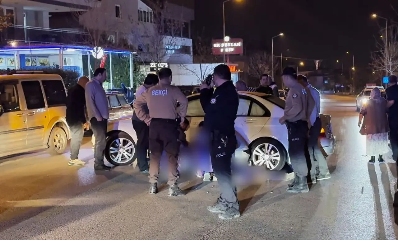 Kontrolsüz çıkış faciaya neden oluyordu: Otomobil ile motosiklet çarpıştı 1