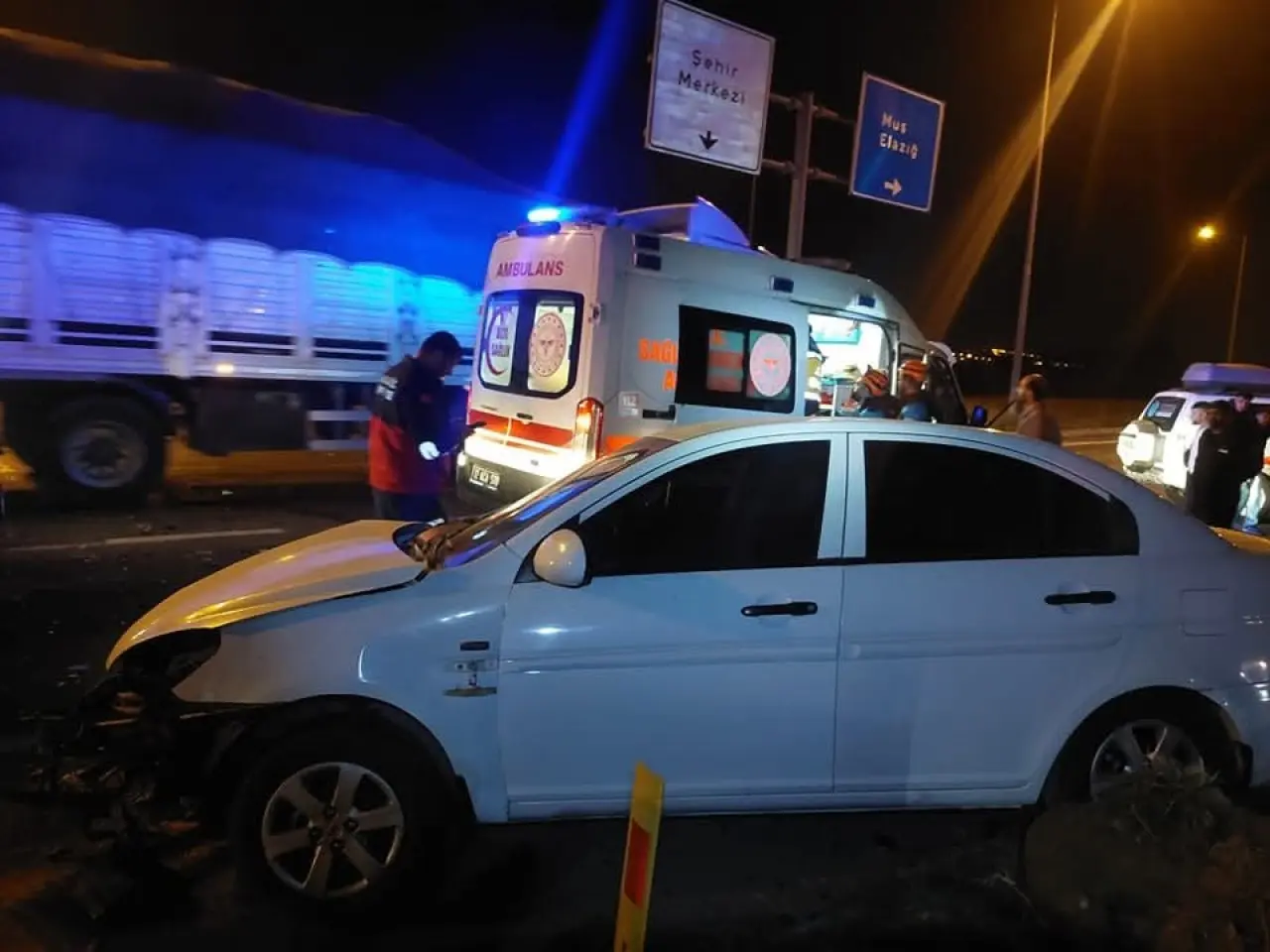 Otomobiller kavşakta çarpıştı: Havalimanı yolu savaş alanına döndü! 4