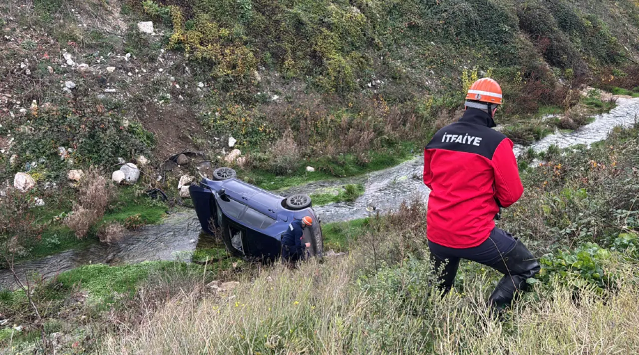 Bolu'da korkunç kaza anı! Kontrolden çıkan araç dereye uçtu 1