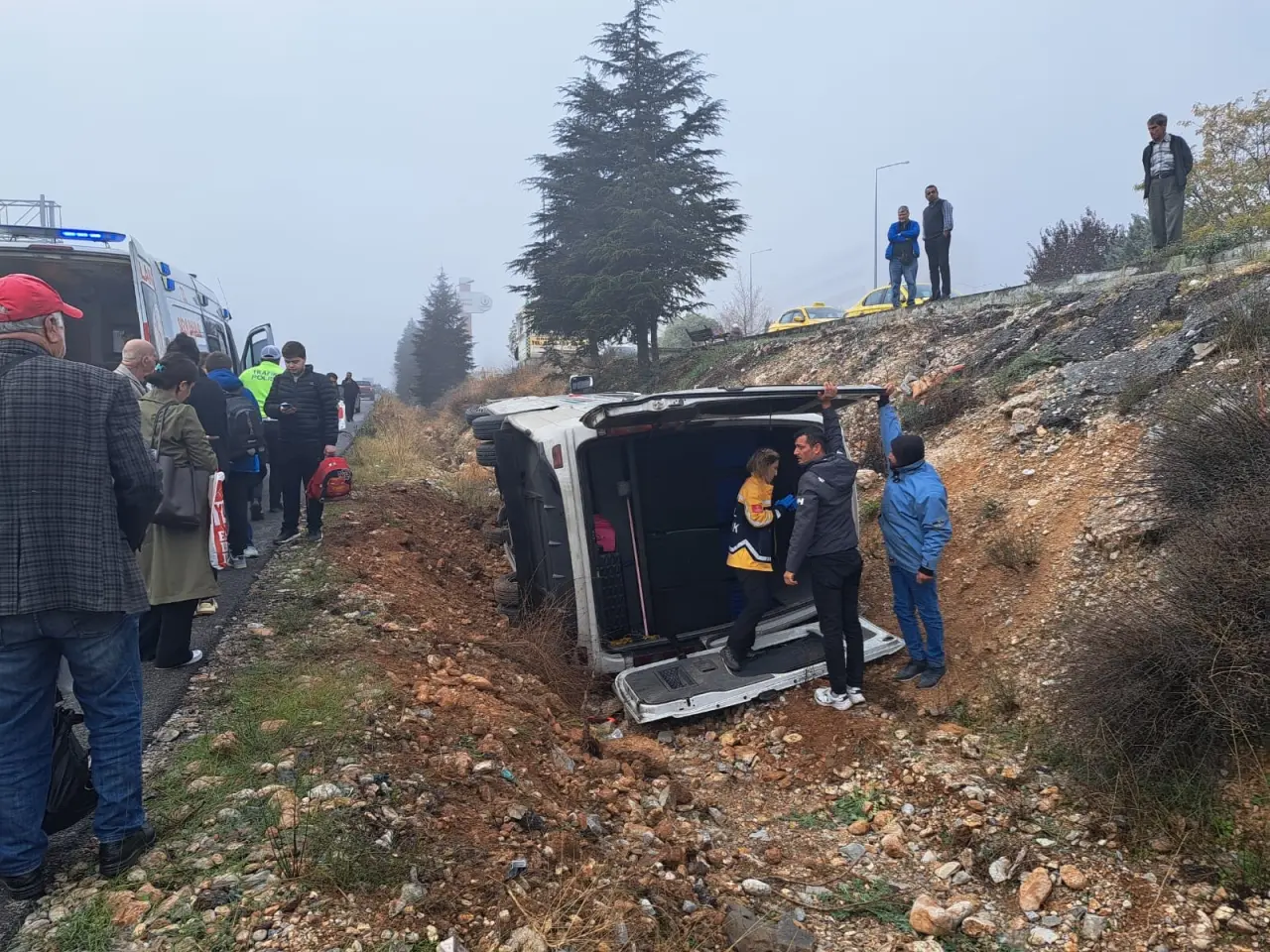 Muğla’da yolcu minibüsü şarampole yuvarlandı: Çok sayıda yaralı var 2