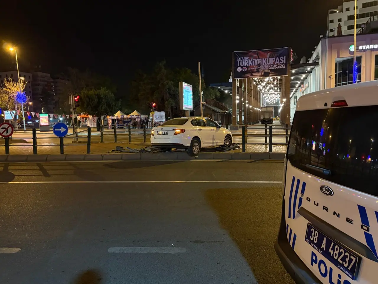 Uykusuzluk kaza getirdi: Bariyerleri aşarak yaya yoluna daldı 1