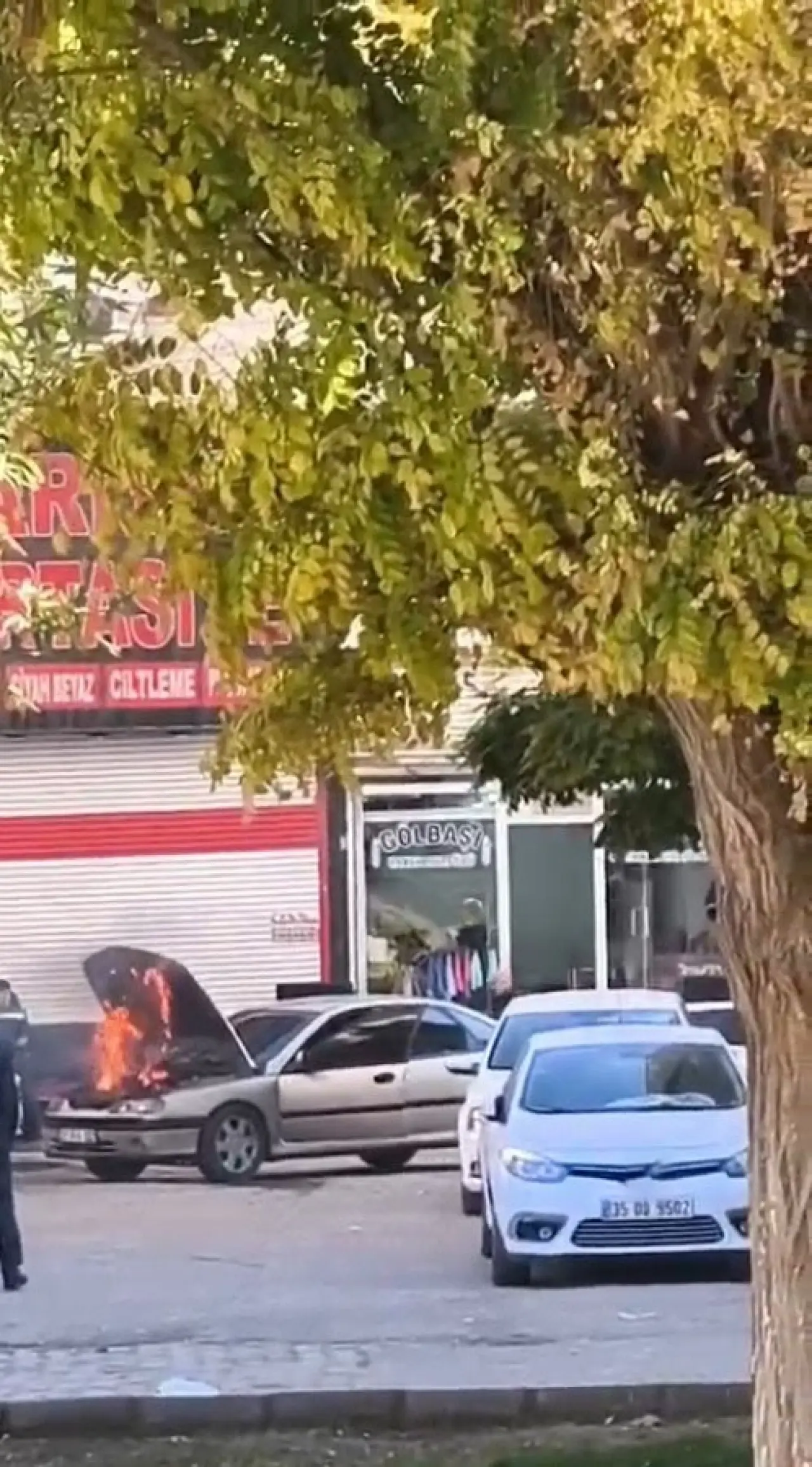 Yolda alev alev yanan araç korku dolu anlar yaşattı! 2