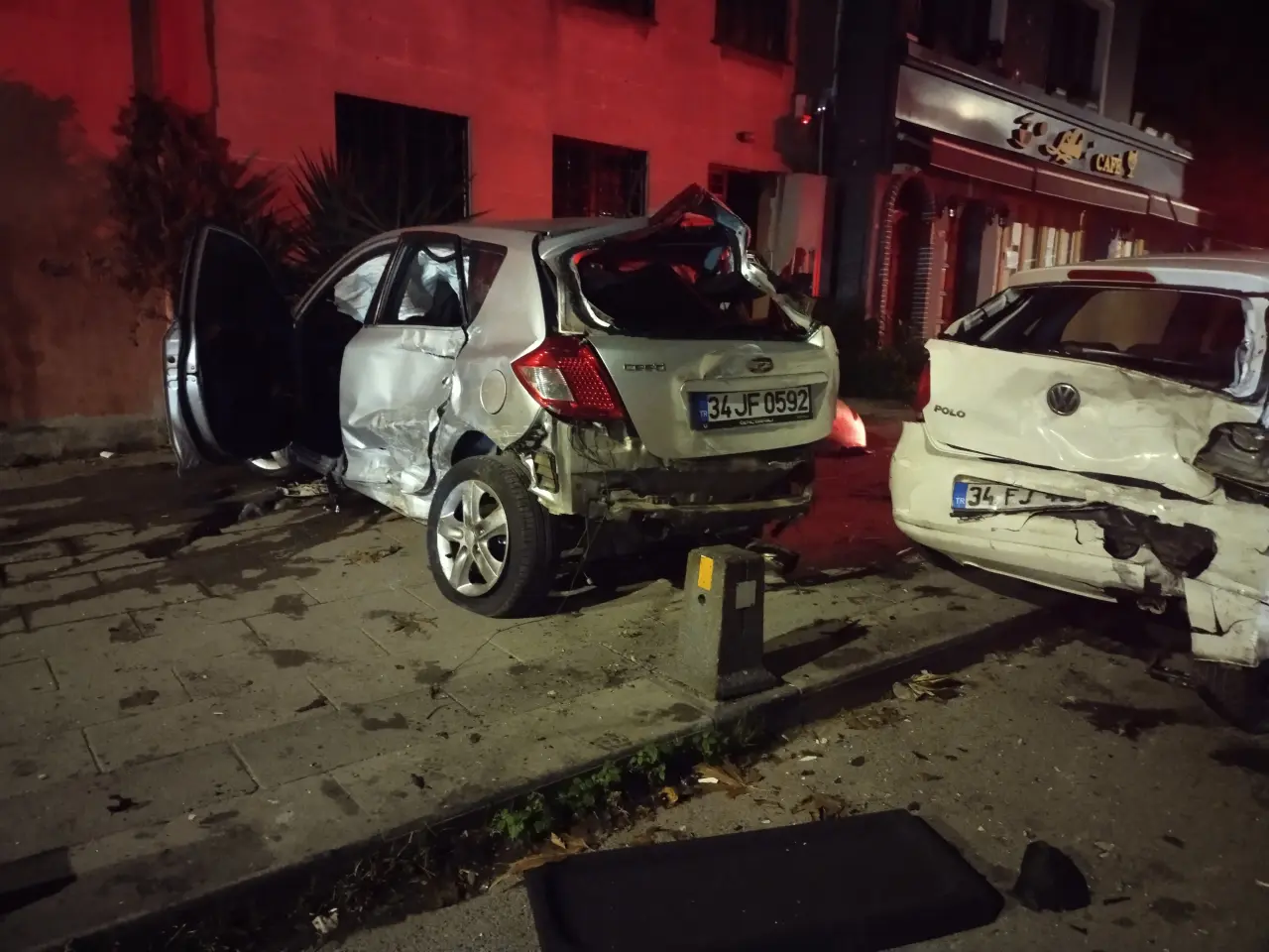 Üsküdar’da feci kaza: Ortalık savaş alanına döndü! 3