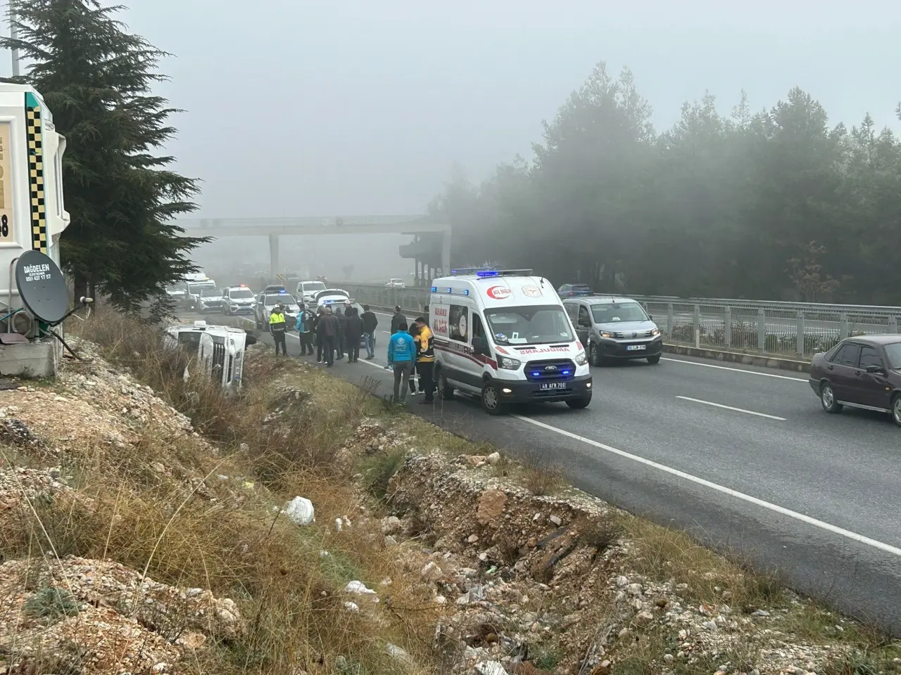 Muğla’da yolcu minibüsü şarampole yuvarlandı: Çok sayıda yaralı var 5