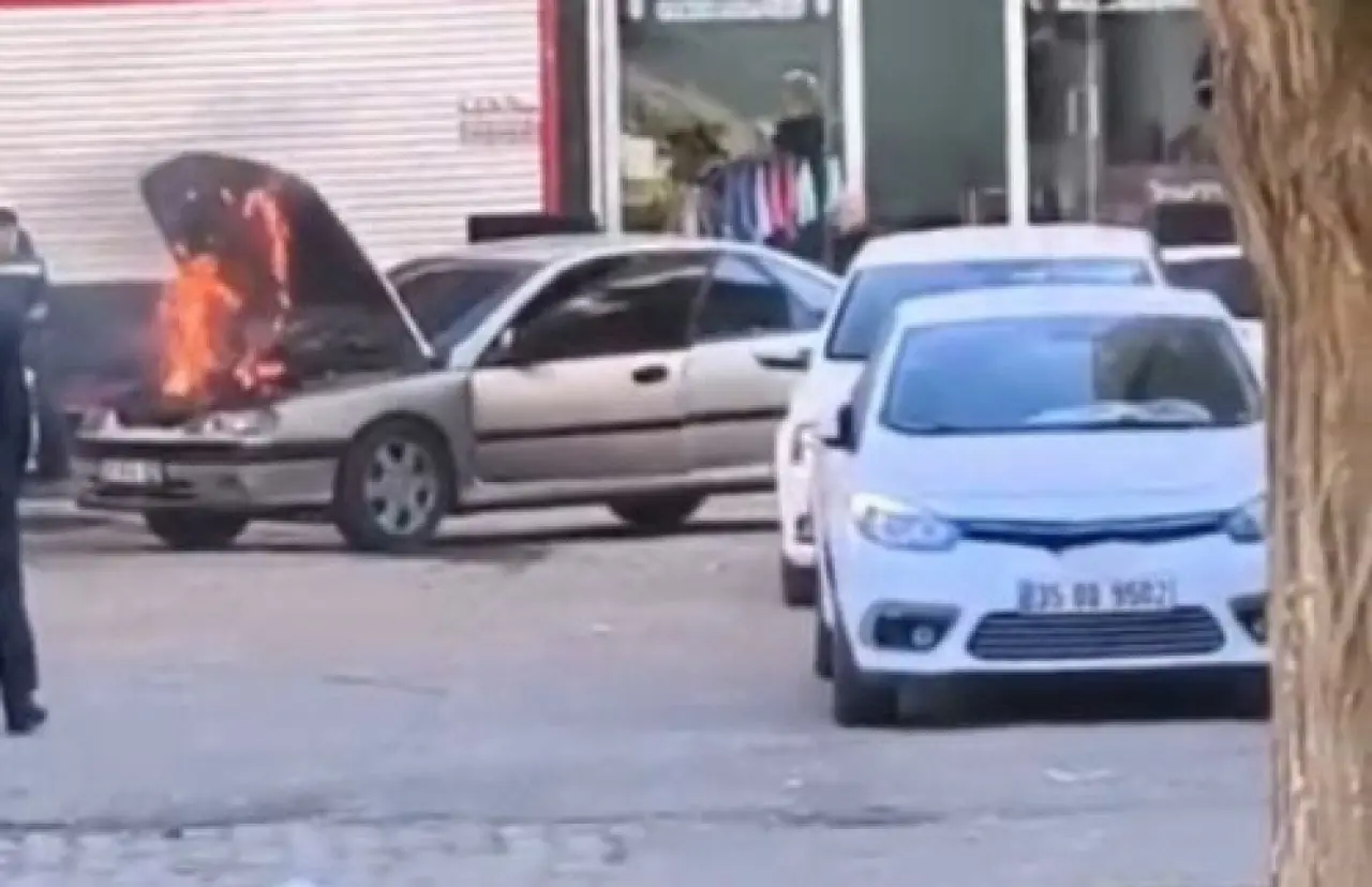 Yolda alev alev yanan araç korku dolu anlar yaşattı! 1