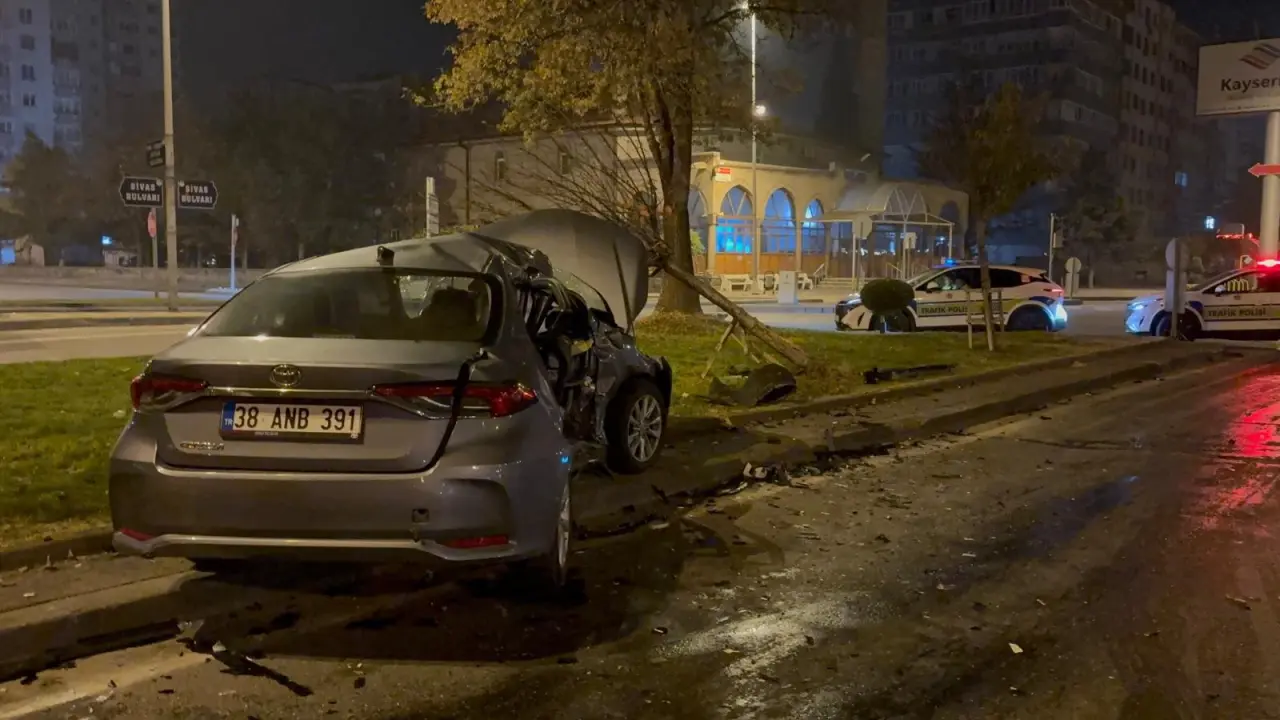 Kayseri’de bulvarda şiddetli çarpışma! Gecenin sessizliği bir anda bozuldu 2