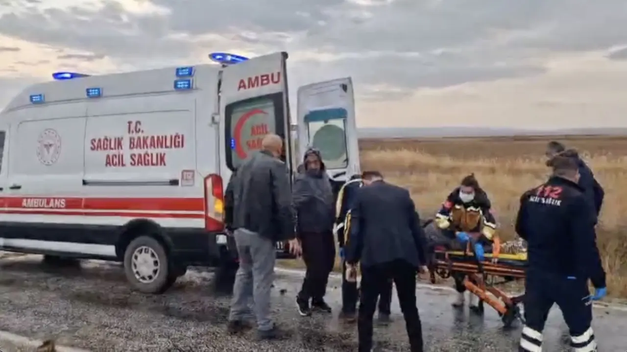 Alaca yolu korku dolu anlara sahne oldu! Minibüs tarlaya uçtu 3
