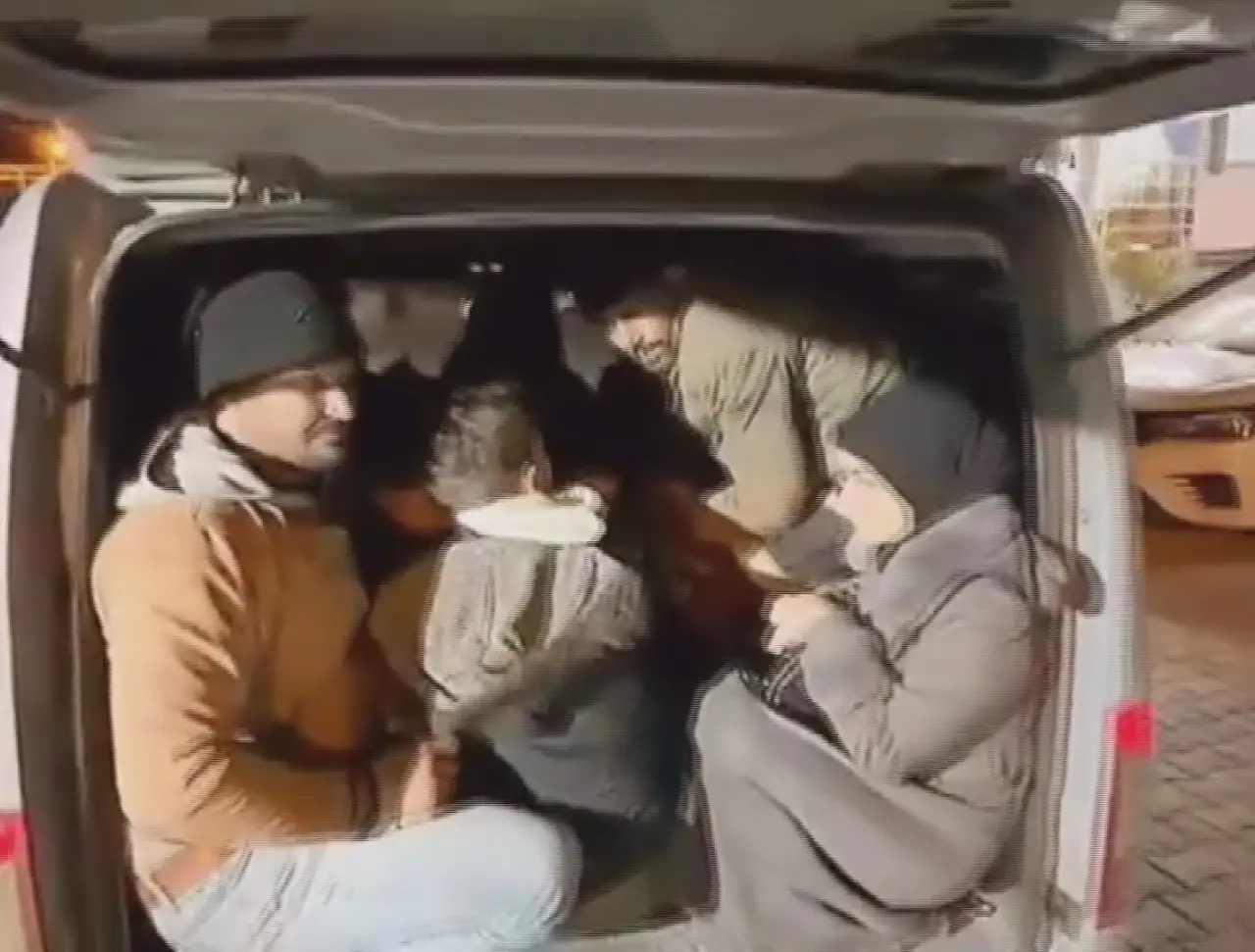 Hatay’da göçmen alarmı! Araçtan insan fışkırdı 2