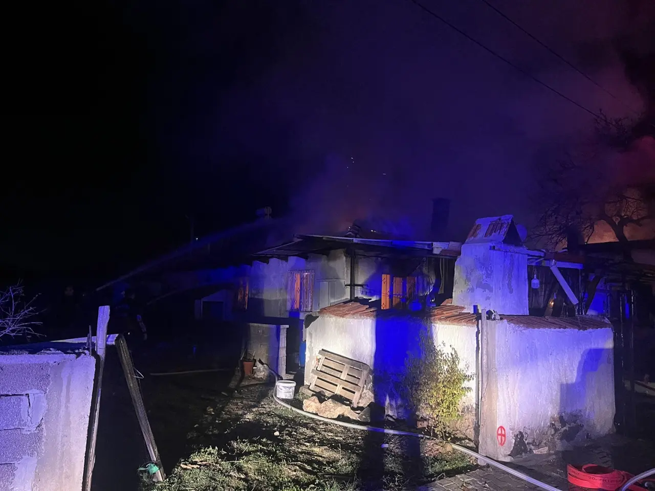 Manisa'da gece yarısı korku dolu anlar! Alevler evleri birbirine bağladı 4