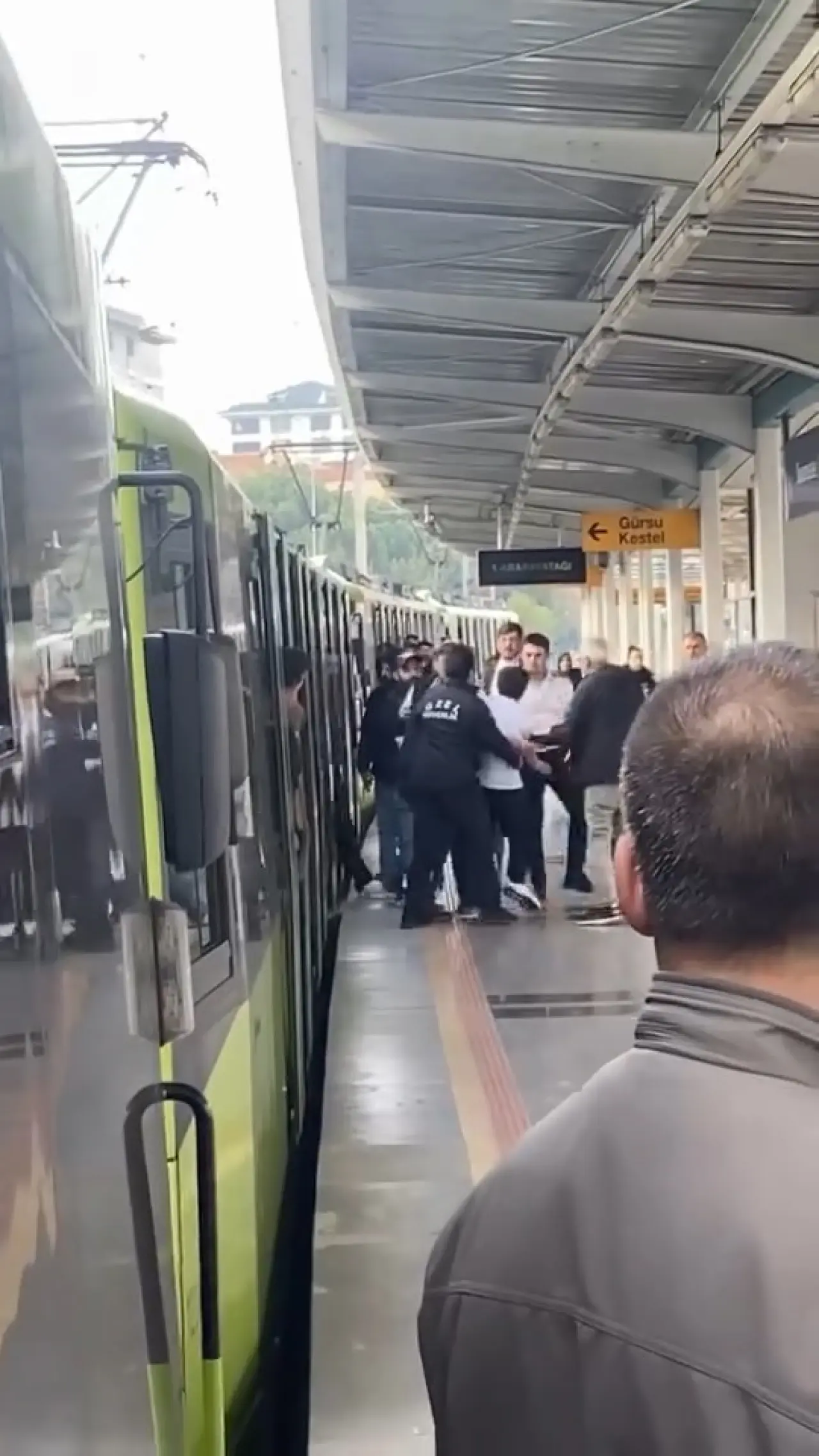 Metroda koltuk kavgası büyüdü: Küfürler havada uçuştu! 2