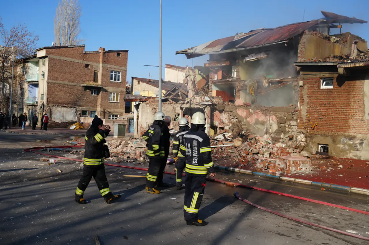 Erzurum'da doğal gaz patlaması mahalleyi sarstı! 2