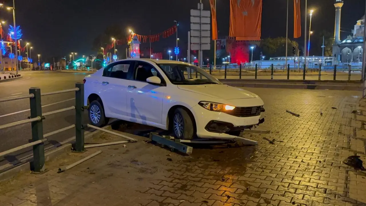 Uykusuzluk kaza getirdi: Bariyerleri aşarak yaya yoluna daldı 6