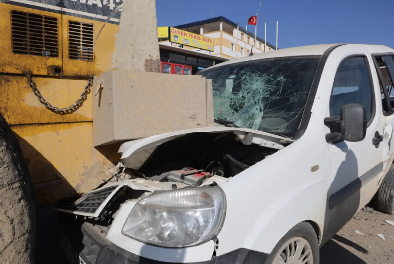 Bir hamleyle üç aracı biçti! Ortalık savaş alanına döndü 1