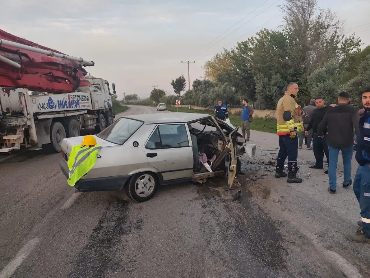 Hatay’da feci kaza! Otomobil hurdaya döndü 1