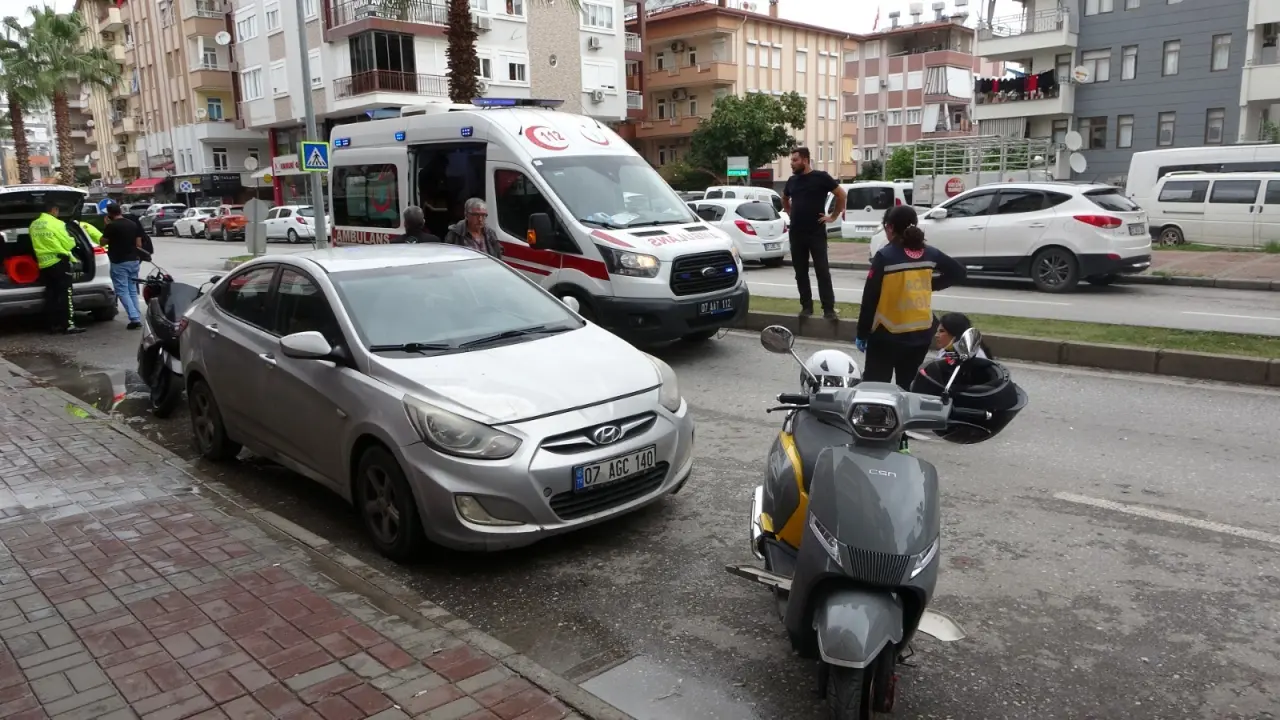 Antalya’da korkutan kaza! Motosiklet yola savruldu 1