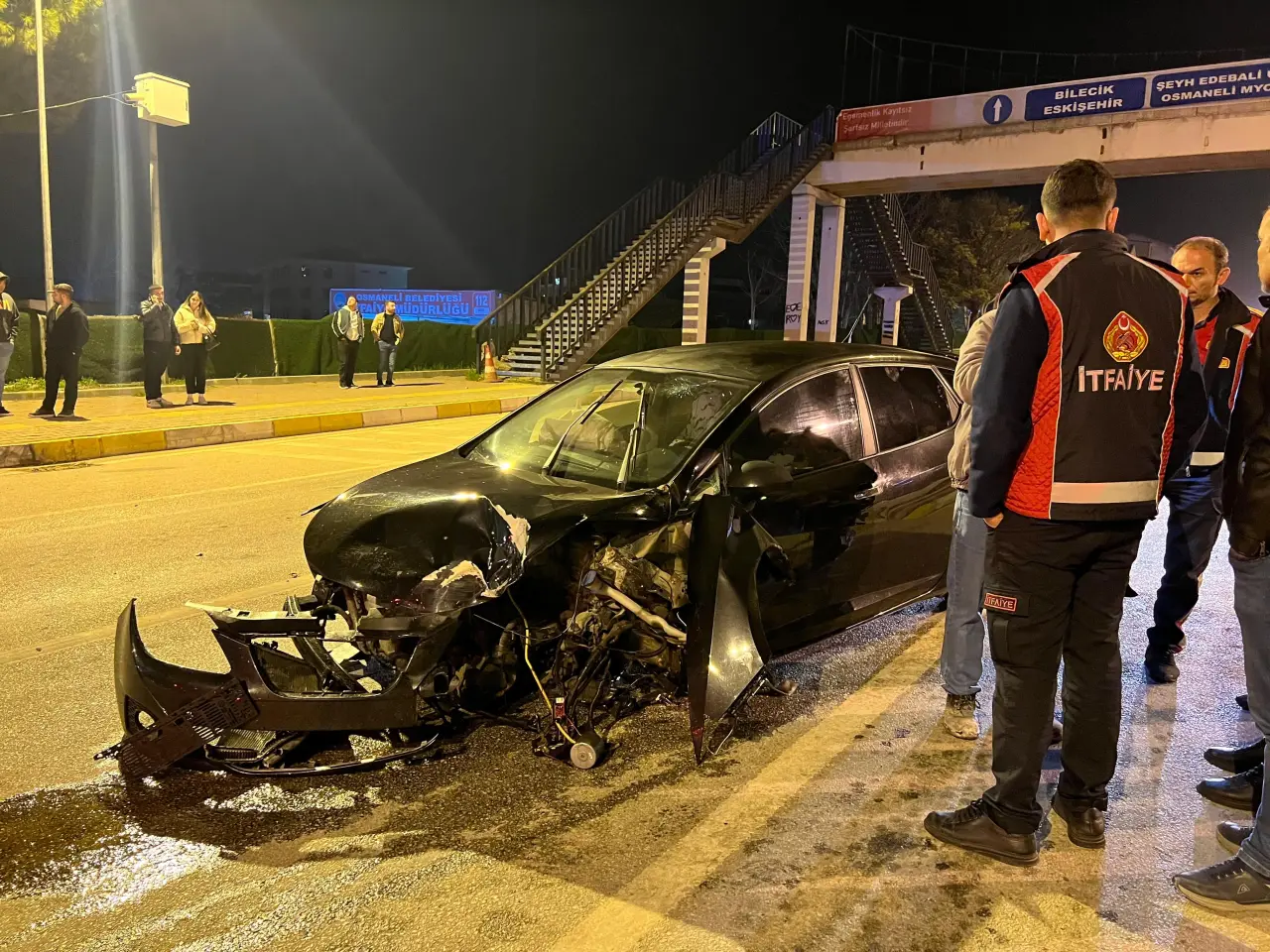 Osmaneli’nde feci kaza! Otomobil üst geçit direğine çarptı 1