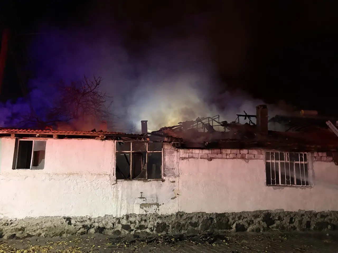 Manisa'da gece yarısı korku dolu anlar! Alevler evleri birbirine bağladı 2