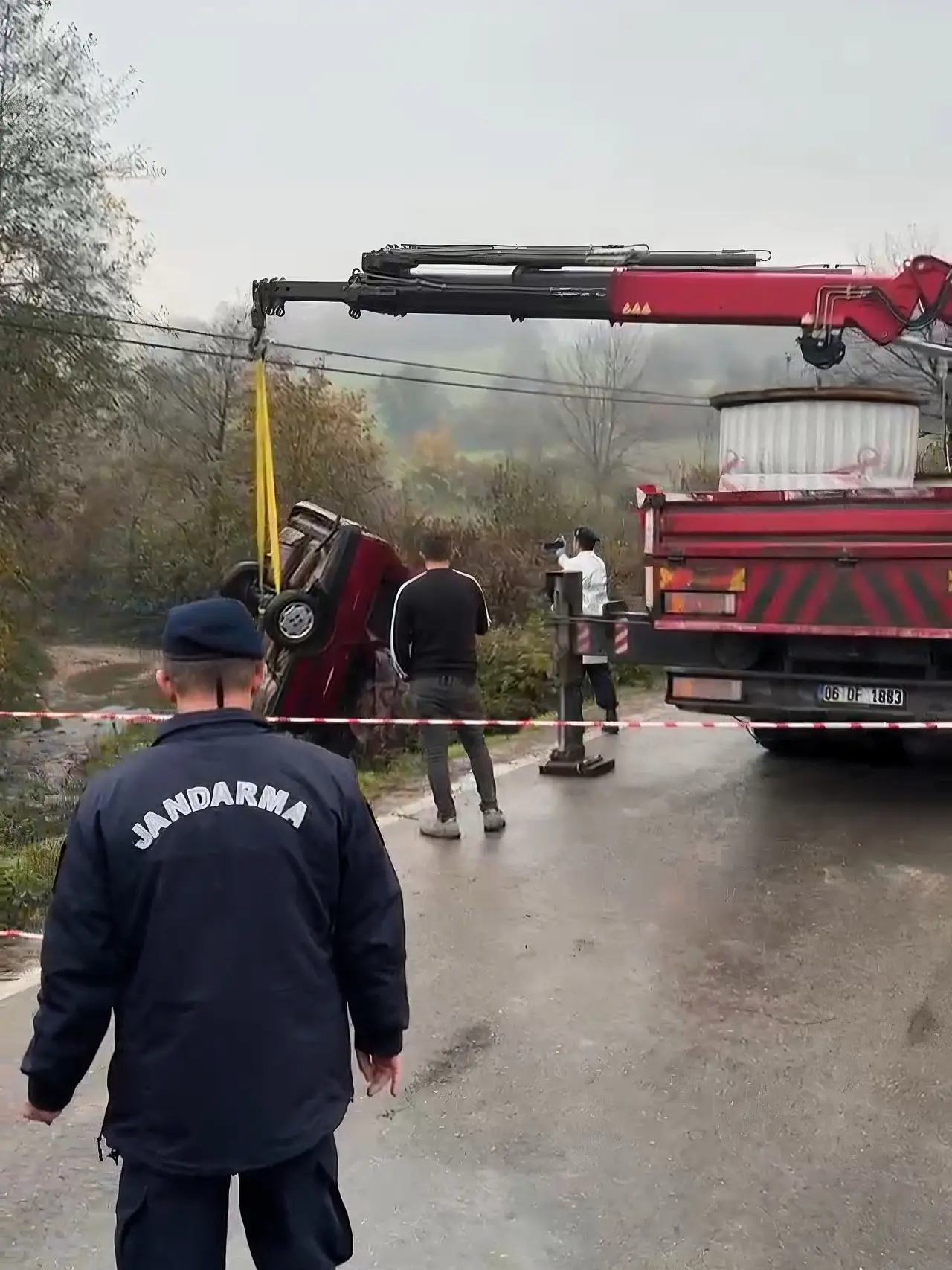 Bartın'da yağışlı yolda dehşet! Otomobil dereye uçtu 1