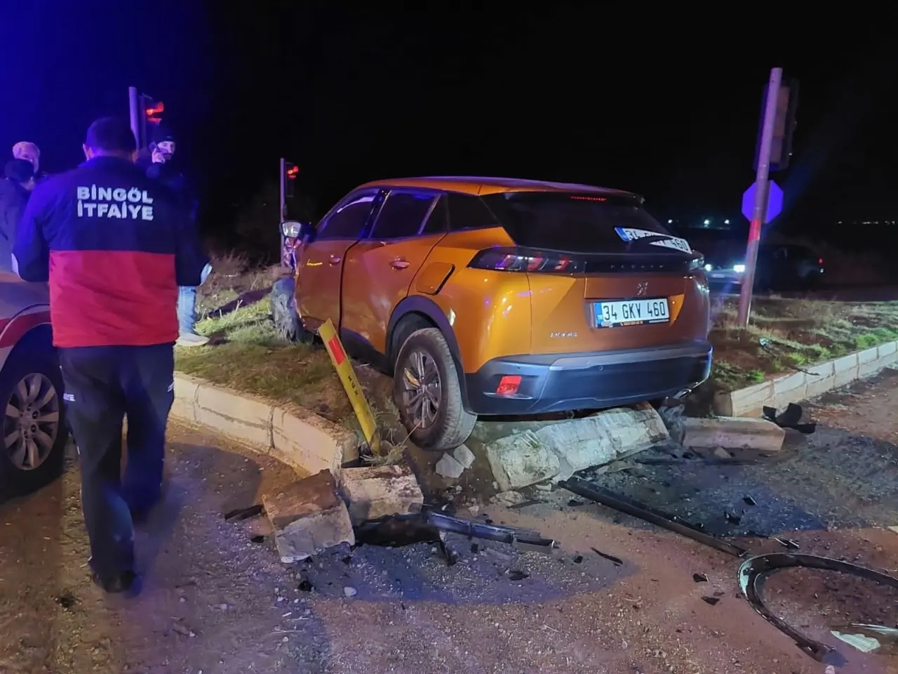 Otomobiller kavşakta çarpıştı: Havalimanı yolu savaş alanına döndü! 2