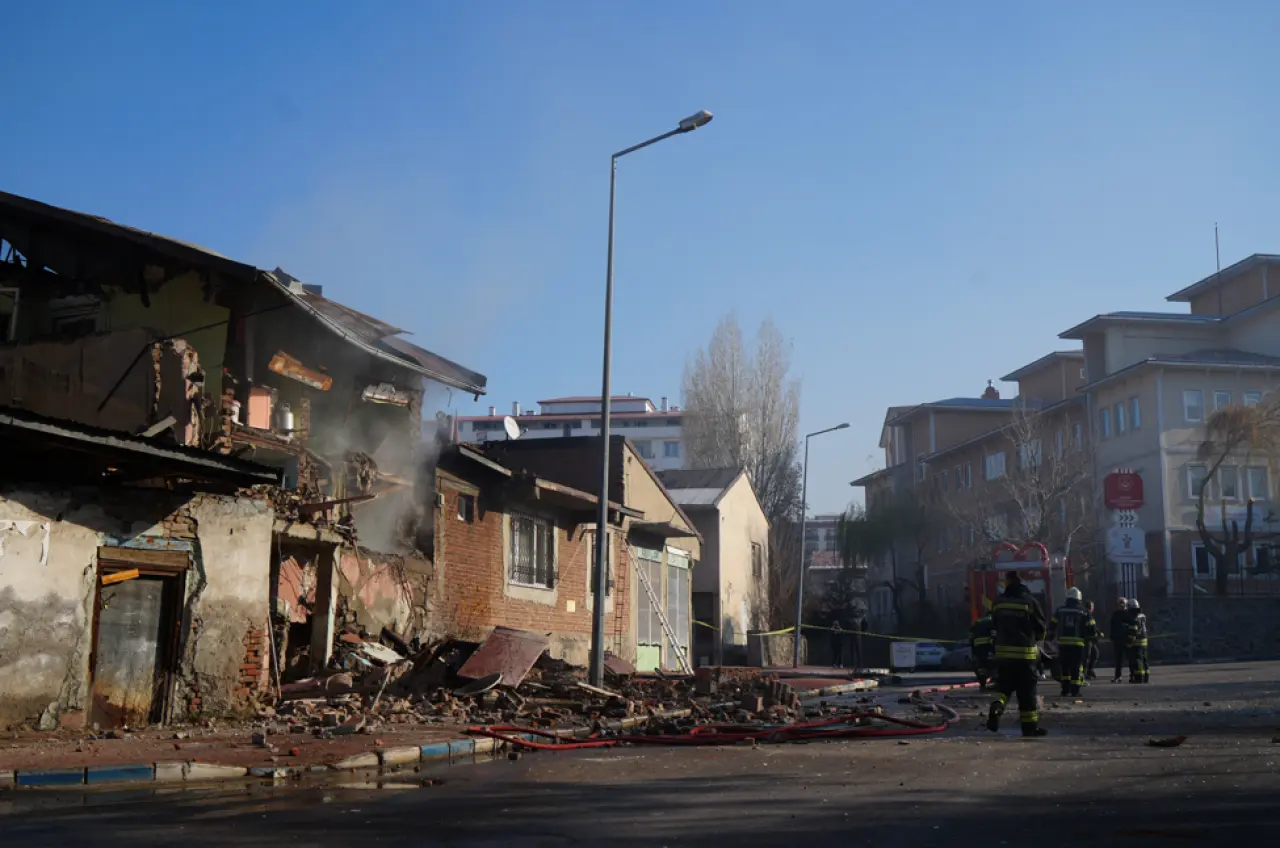 Erzurum'da doğal gaz patlaması mahalleyi sarstı! 4