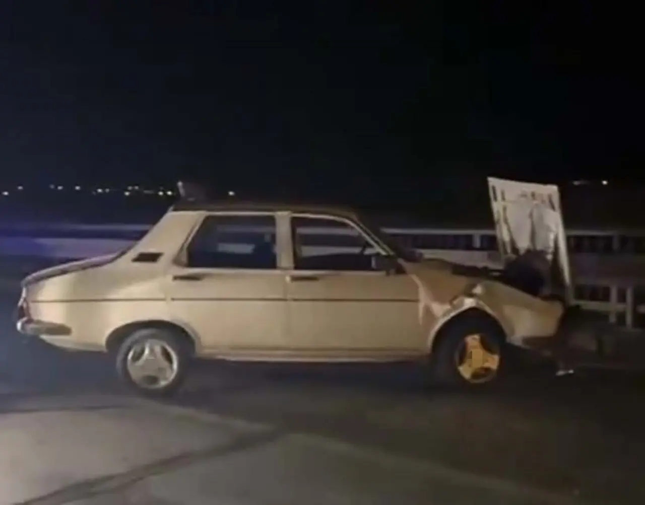 Mersin’de feci kaza! Otomobil bariyere çarptı 1
