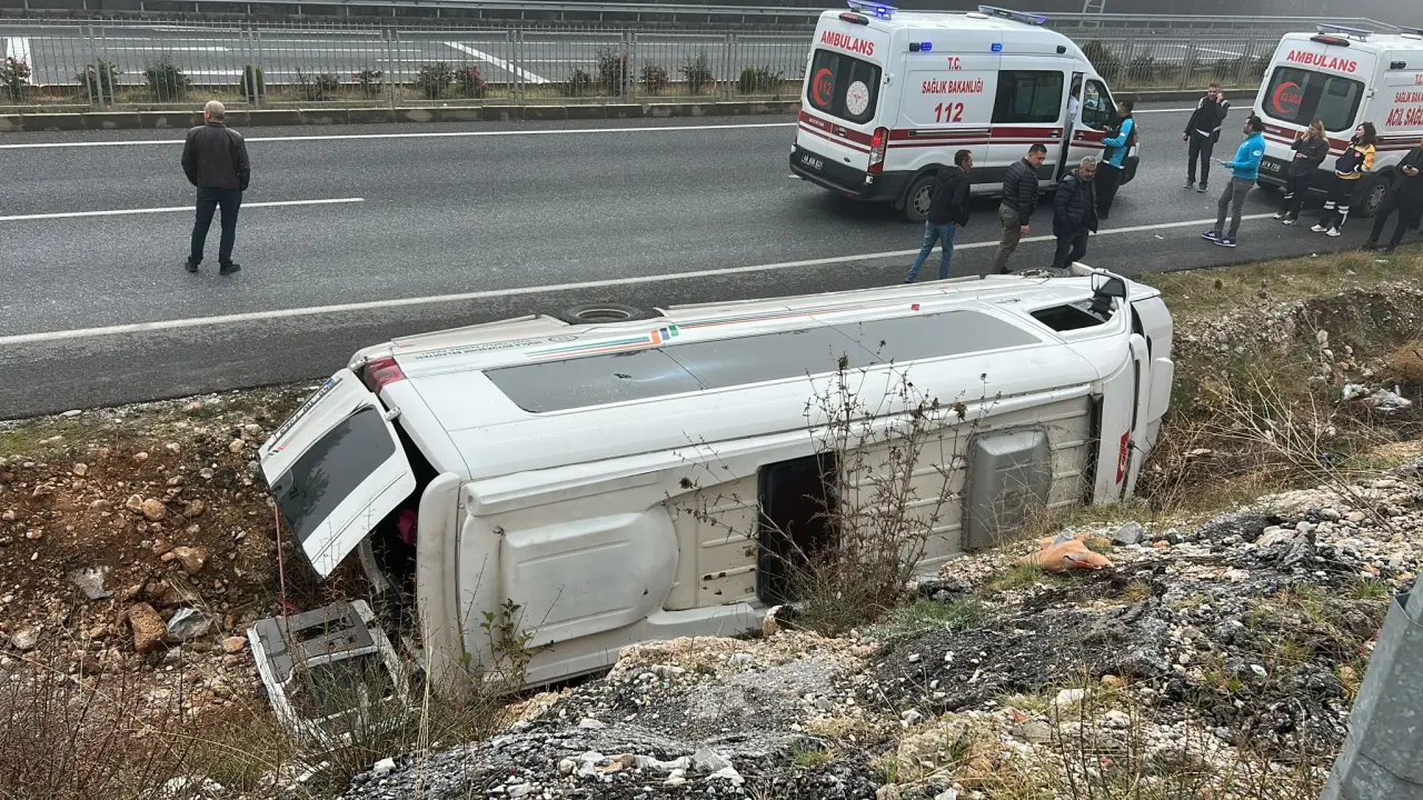 Muğla’da yolcu minibüsü şarampole yuvarlandı: Çok sayıda yaralı var 4
