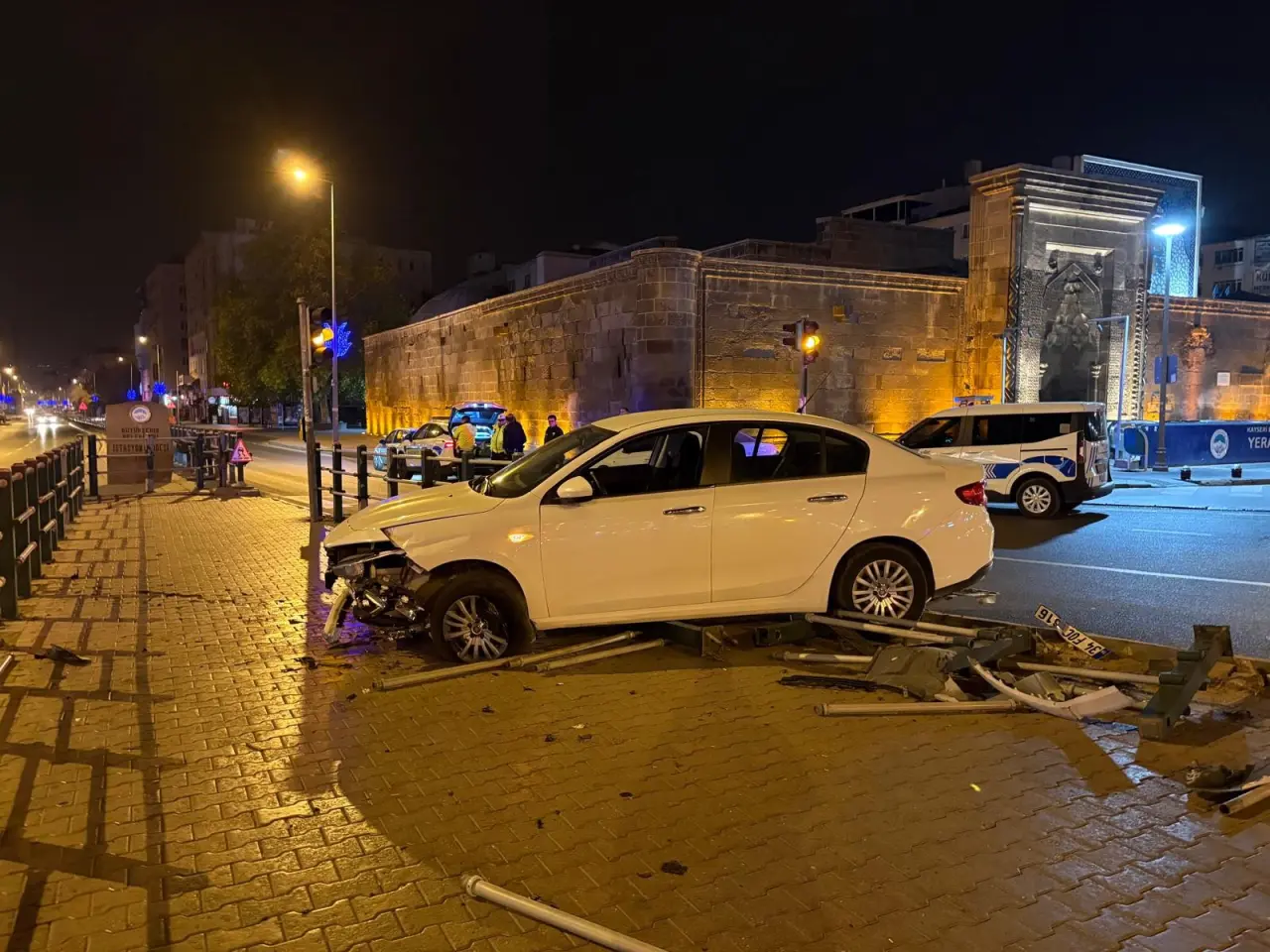 Uykusuzluk kaza getirdi: Bariyerleri aşarak yaya yoluna daldı 5