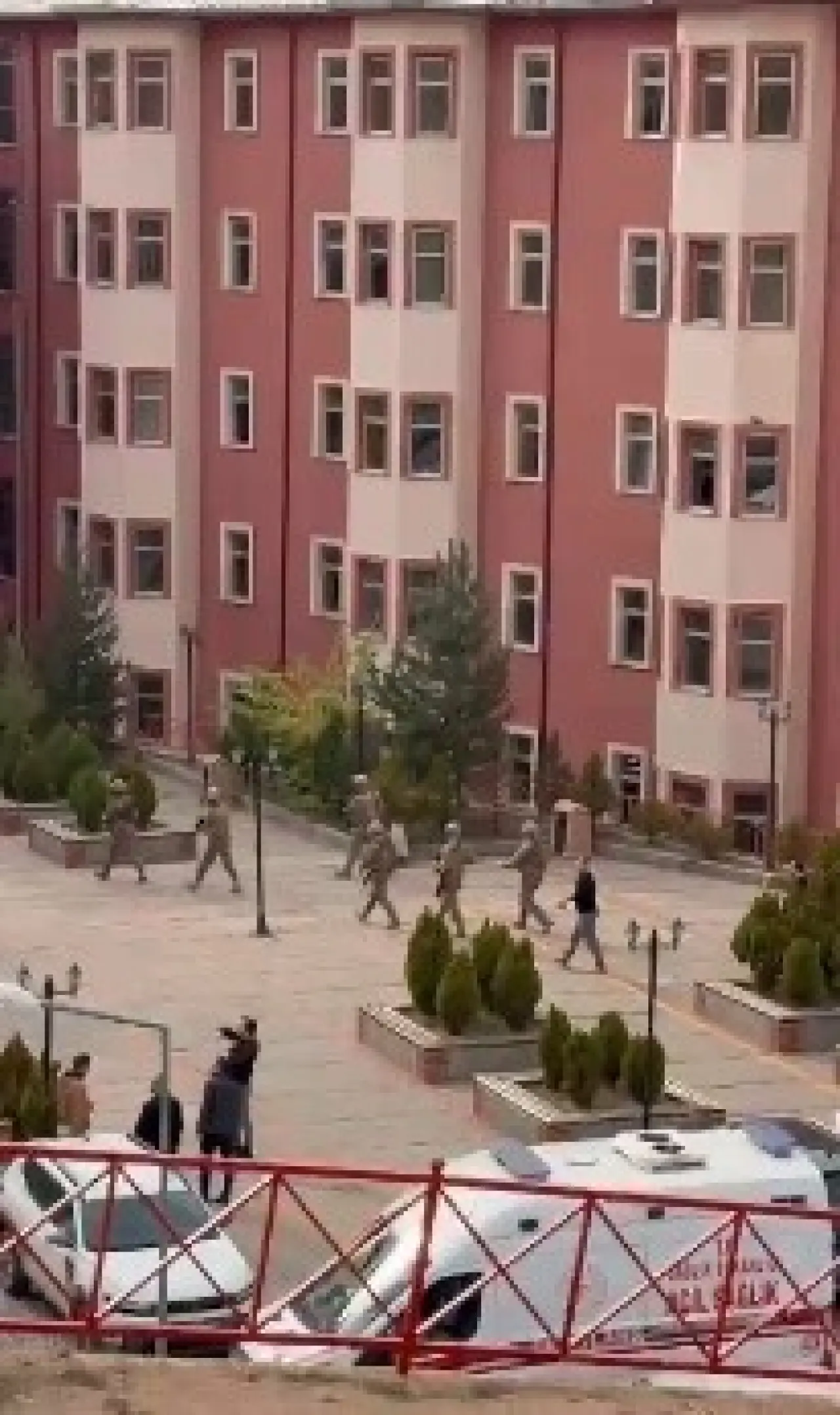 Kampüste tansiyon yükseldi: Silahlı rehine olayı 2