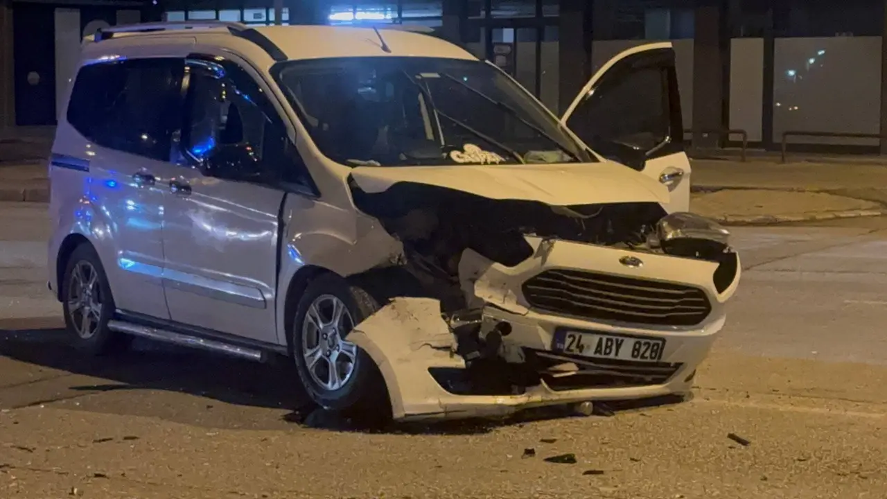 Erzincan'da korkunç kaza! Kafa kafaya çarpıştılar 2