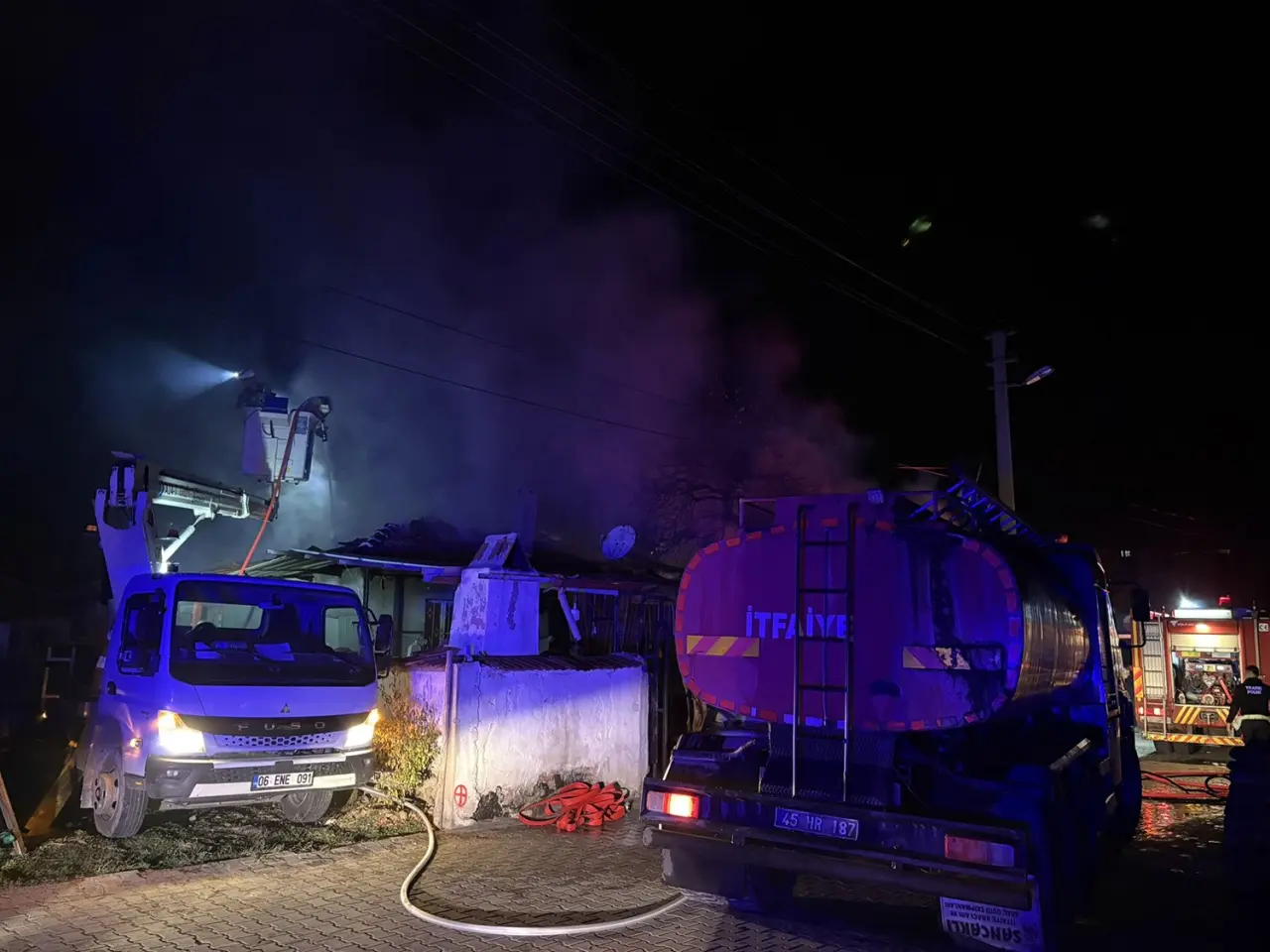 Manisa'da gece yarısı korku dolu anlar! Alevler evleri birbirine bağladı 3