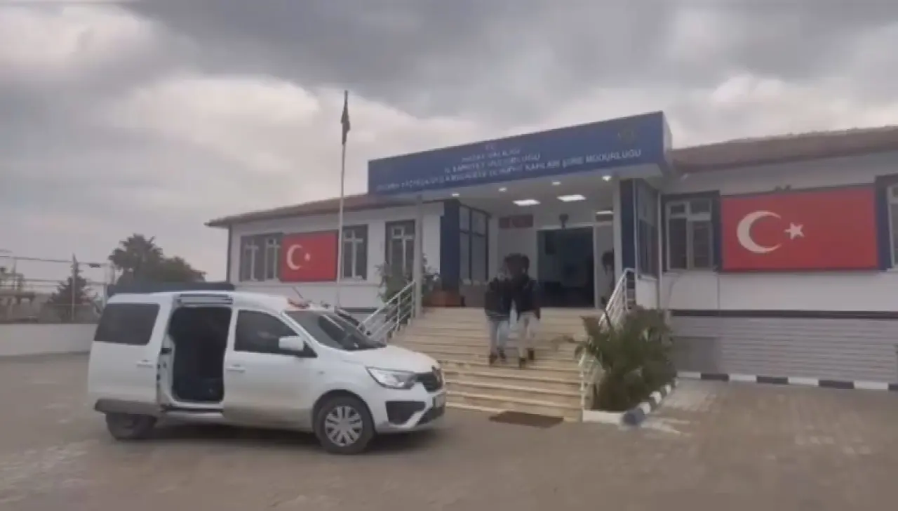 Hatay’da göçmen alarmı! Araçtan insan fışkırdı 5