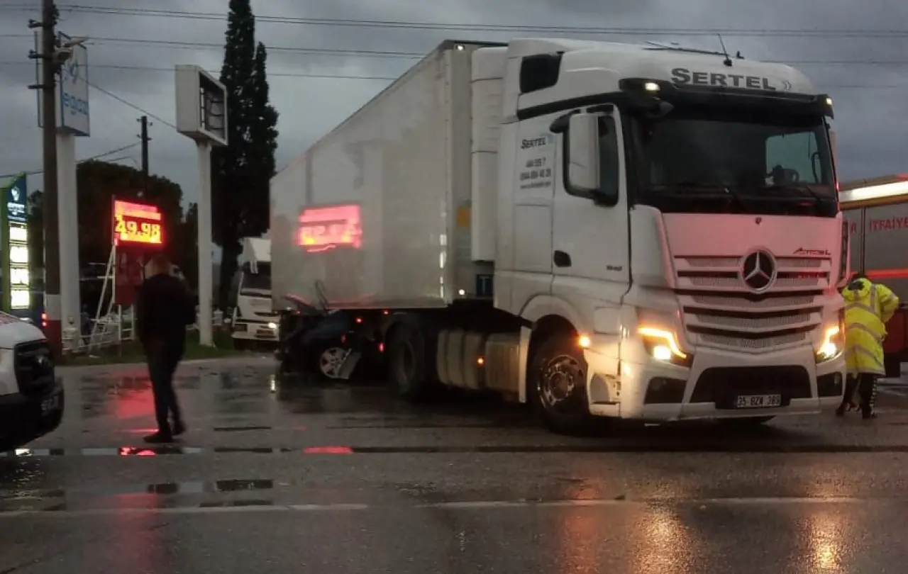 Akhisar yolunda ölümcül çarpışma! Araç tırın altında kaldı 5