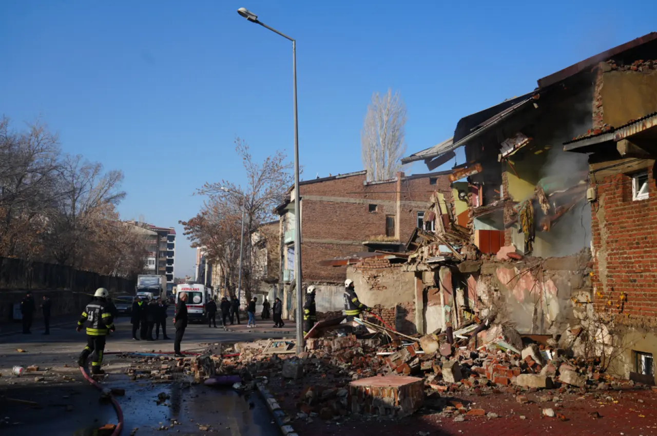 Erzurum'da doğal gaz patlaması mahalleyi sarstı! 7
