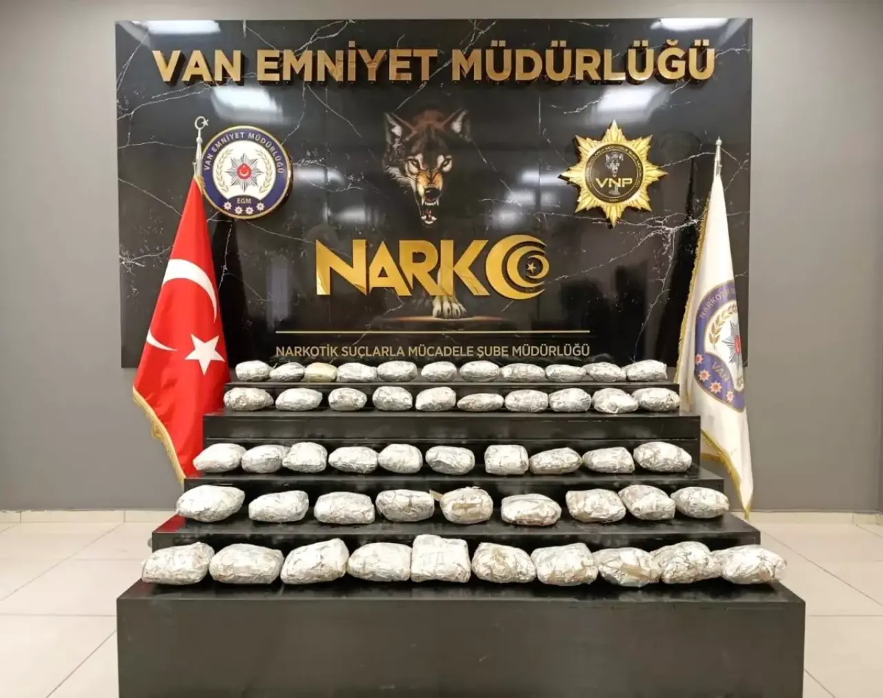 Narkotik ekipleri 19 kilo 660 gram skunk maddesi ele geçirildi 3